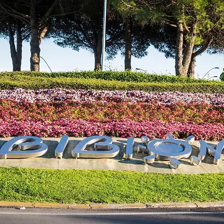 Lovely Surrounded By Greenery In * Μπιμπιόνε